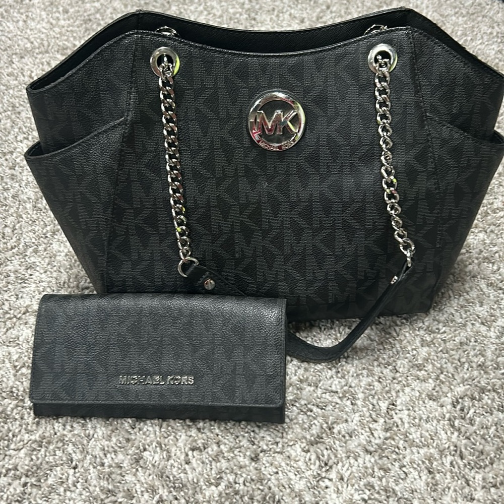 MK bag barley used great condition comes with care cards and a wallet